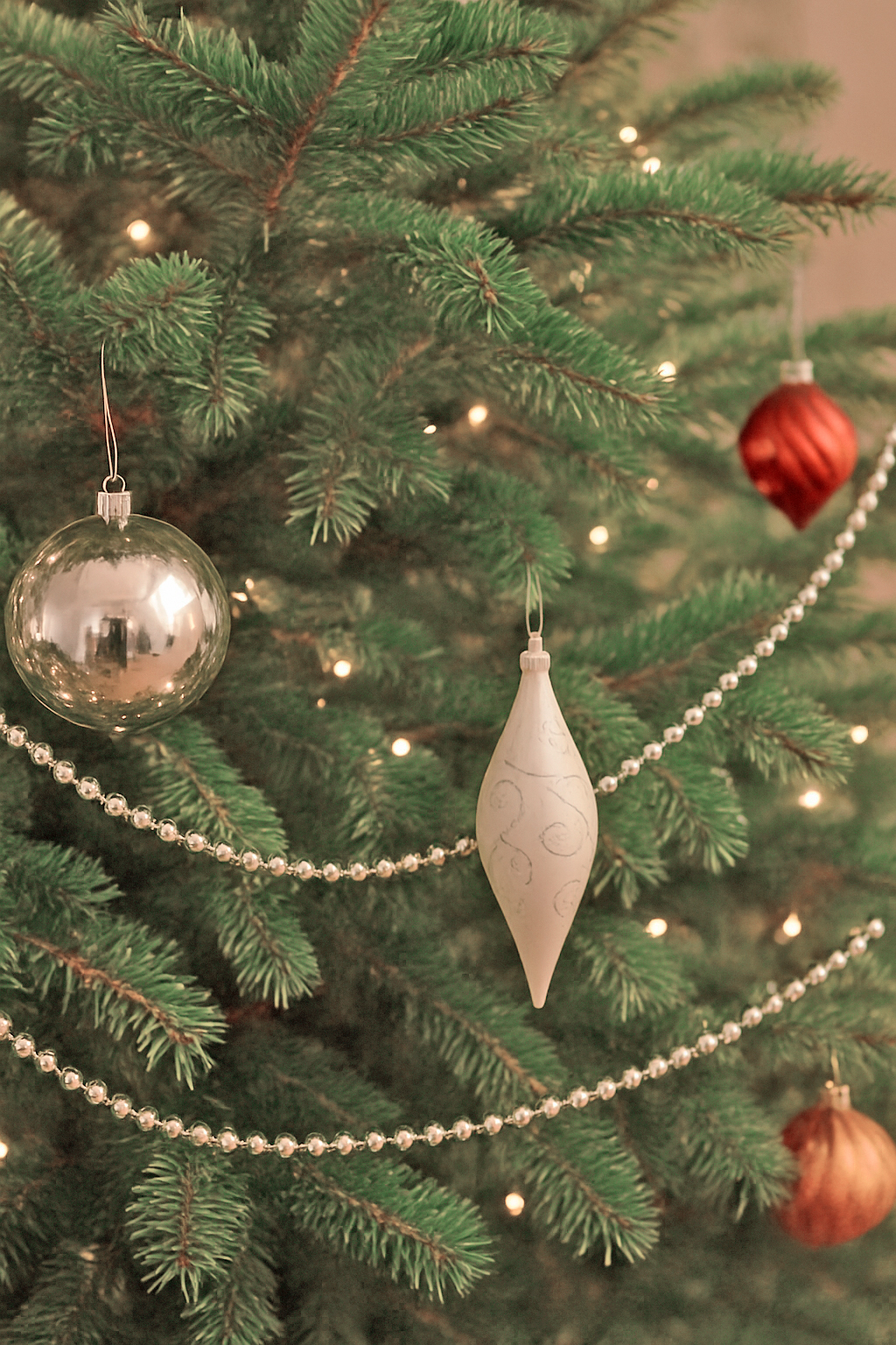 Фото товара 24699, серебристые бусы на елку 10 м